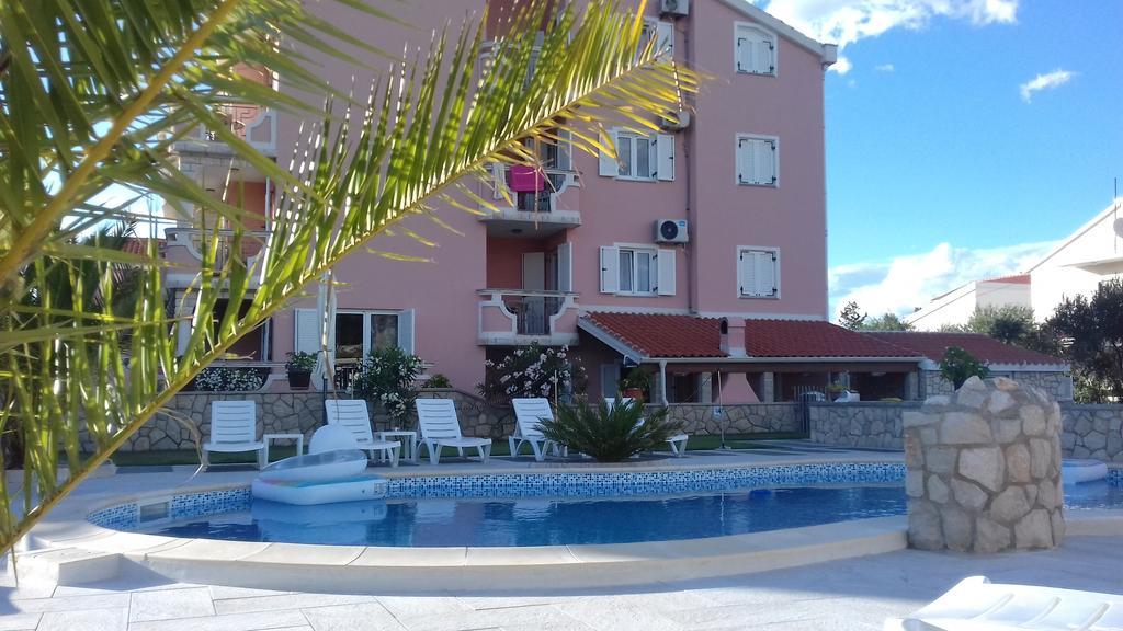 Apartments Roxsi Novalja Exterior foto